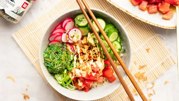 El secreto de este poke bowl veraniego reside en la sandía marinada
