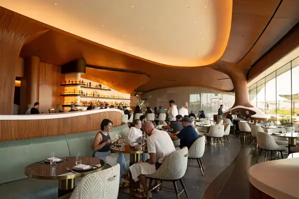 Dentro del Skywalker Grill, el restaurante en la azotea del Museo Lucas que ya es imposible de reservar