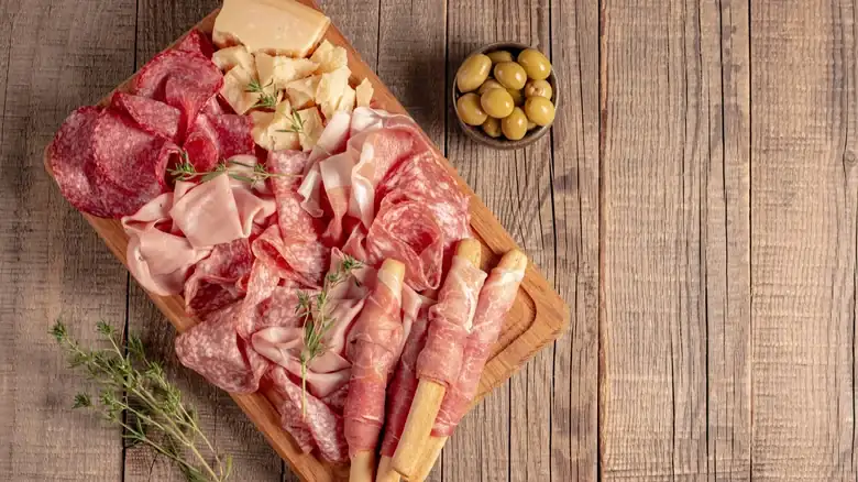 Transforma los embutidos sobrantes en unos macarrones con queso de otro nivel