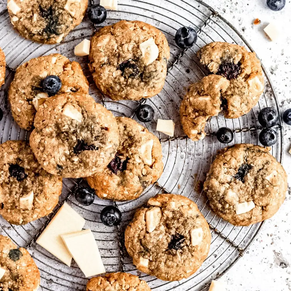 Galletas de avena con chocolate blanco y arándanos (¡deliciosamente masticables!)