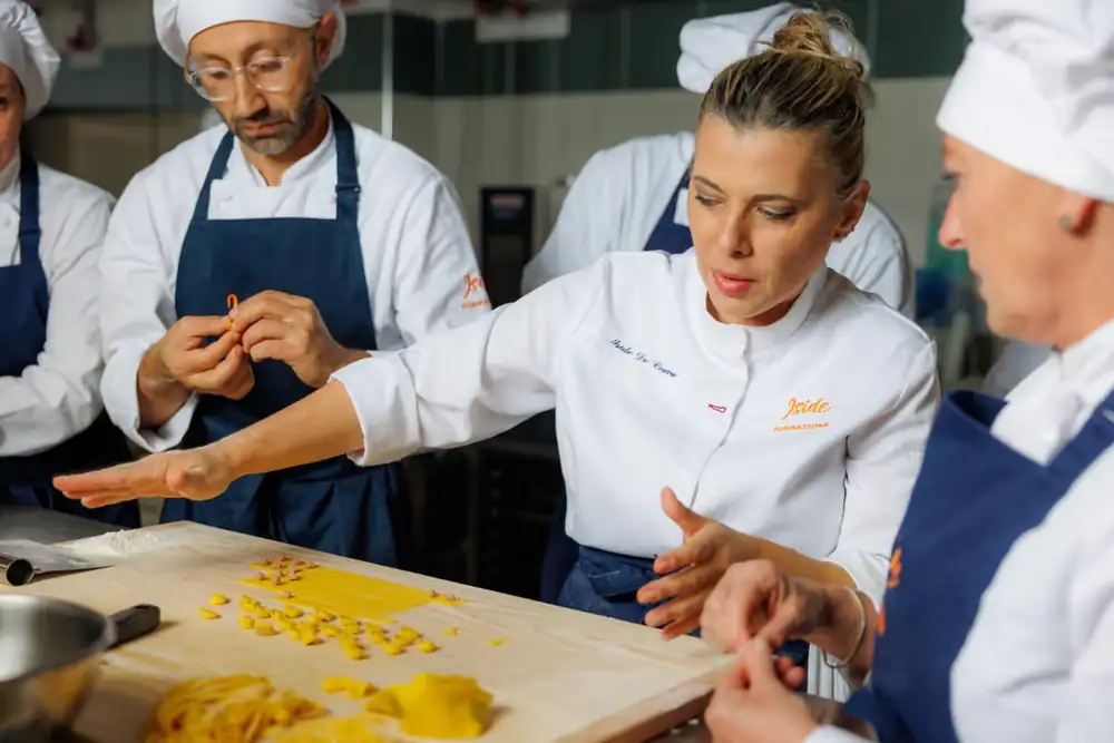 La chef Iside De Cesare abre una escuela de cocina debajo de su restaurante con estrella Michelin