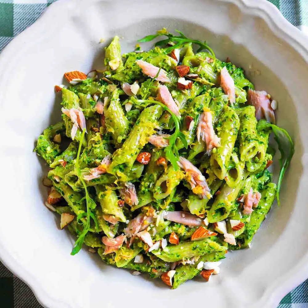 Penne de avena con atún y pesto de rúcula