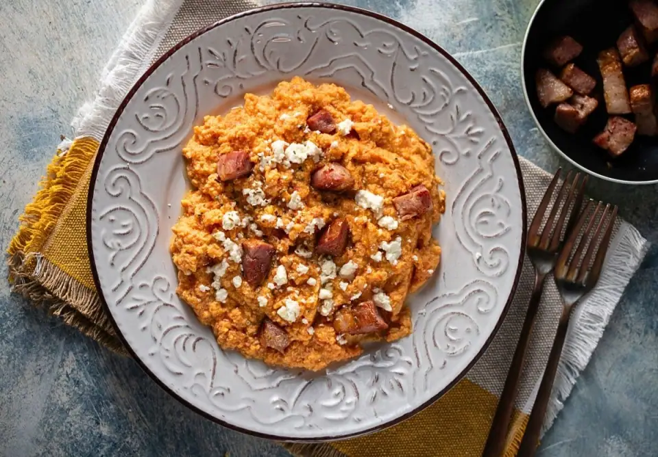 Kagianas: Huevos revueltos al estilo griego con queso feta y cerdo ahumado