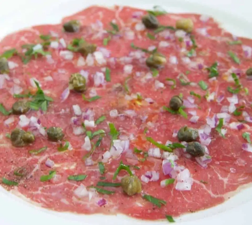 Carpaccio de ternera con alcaparras, perejil y aceite de trufa