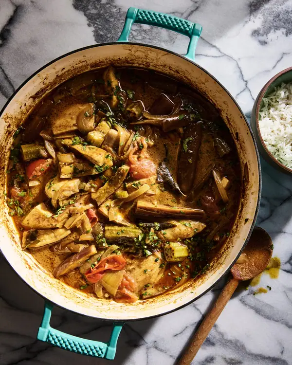 Receta de curry de pescado de Sri Lanka con berenjena y okra