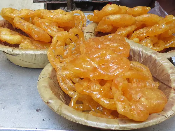 Este negocio familiar es conocido por hacer los mejores jalebis fritos y empapados en azafrán.