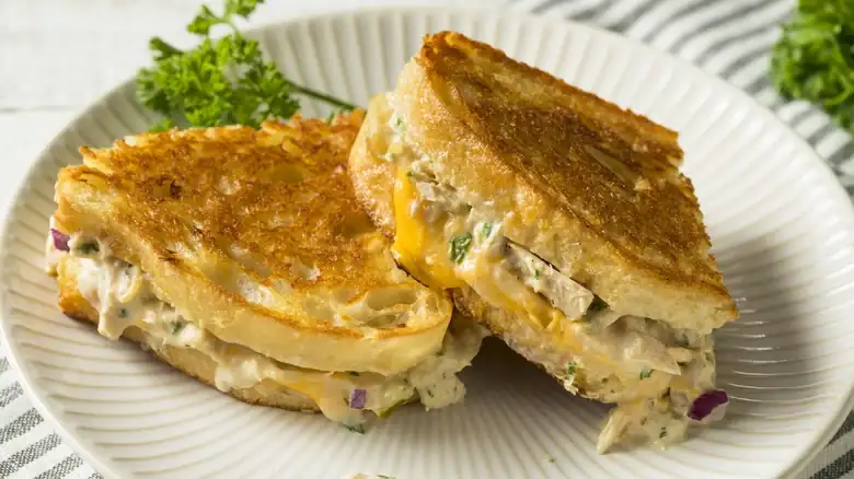Por qué la mantequilla podría no ser la mejor opción al tostar sándwiches de atún gratinados