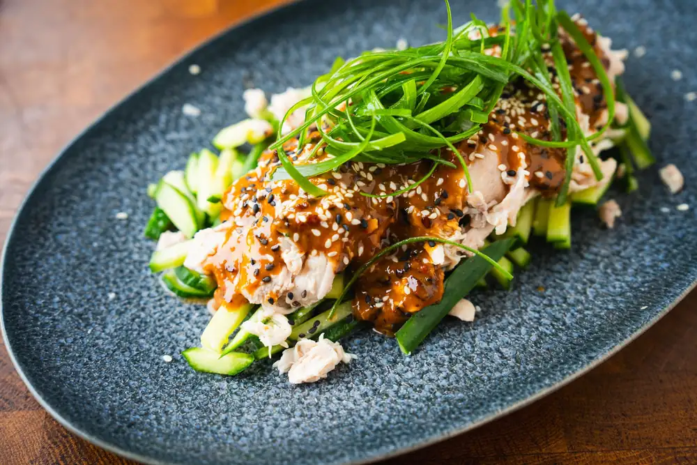 Pollo Bang Bang con salsa de sésamo picante