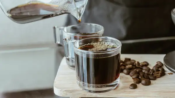 La cafetera de estufa vintage de Pyrex es un clásico del diseño de mediados de siglo