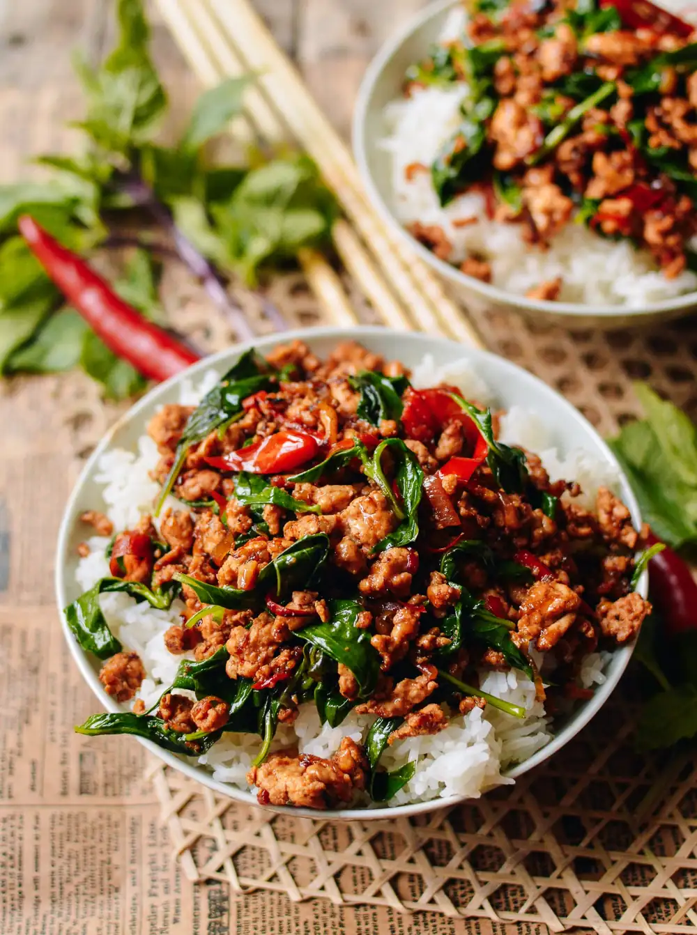 Pollo tailandés con albahaca en 10 minutos (Fácil Gai Pad Krapow)