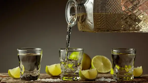 La importancia de airear el tequila (y trucos para hacerlo rápidamente)
