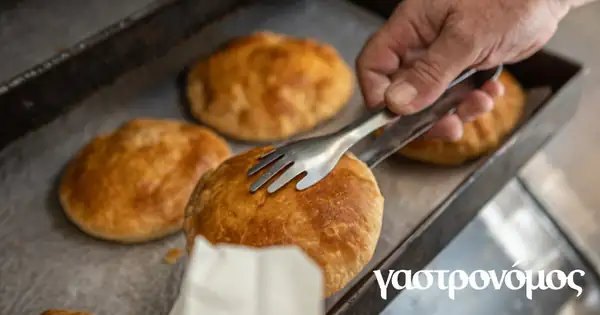 “Mitsos” in Kallithea, the old cheese pie shop we love
