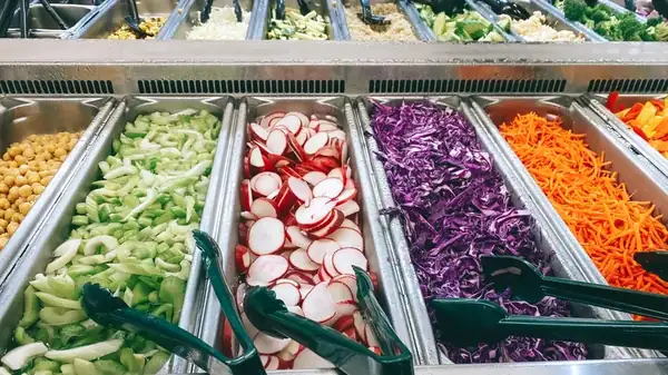 Your Grocery Store Salad Bar Is The Key To Easy And Effective Meal Prepping