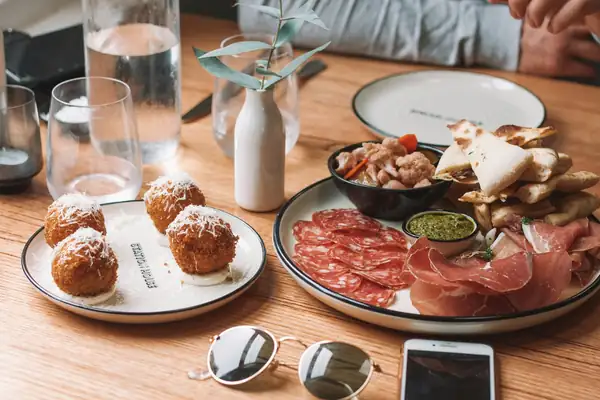 In Polanco, Er Rre un Bistro Opens With a Short Menu and No Distance to the Kitchen