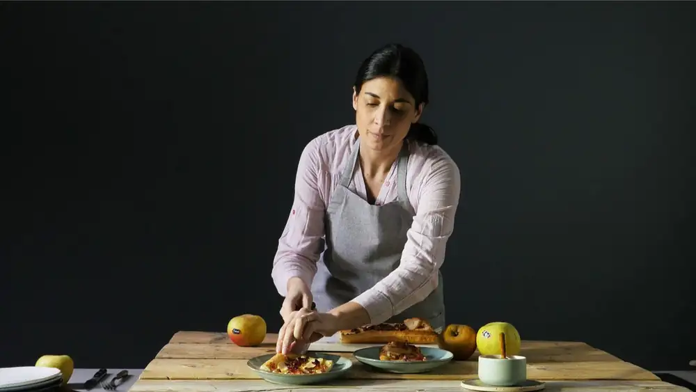 Savory recipe with Renetta apples: puff pastry with brie and speck