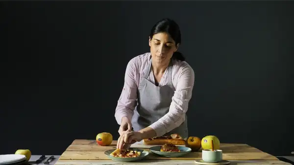 Savory recipe with Renetta apples: puff pastry with brie and speck