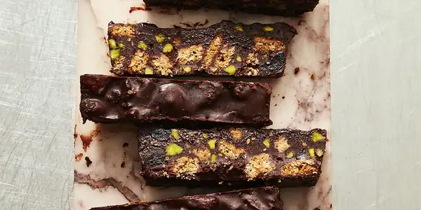 Receta de barritas de pastel de chocolate con za'atar y cereza sin horno