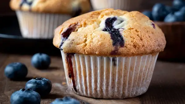 Espolvorea harina en los arándanos para que no se hundan en los muffins