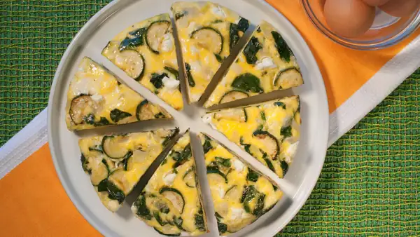 Super-soft zucchini and ricotta frittata: today's easy and delicious idea