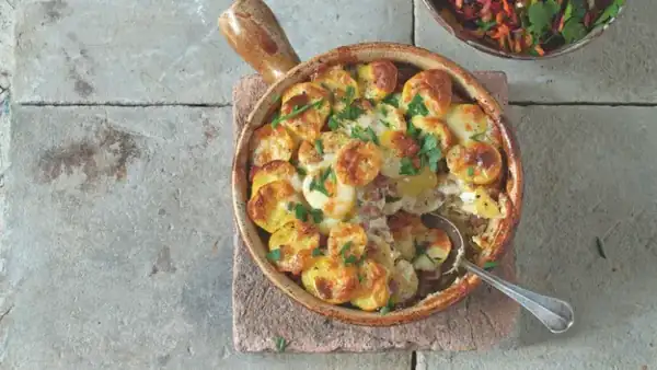 Baked potatoes with beetroot salad