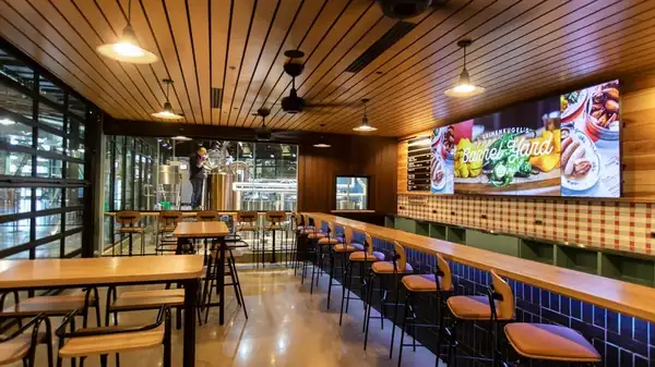 Los aficionados al béisbol de Milwaukee ahora tienen su propia cervecería en el estadio