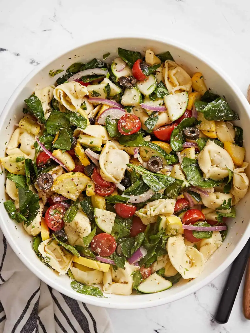 Alimenta a un grupo grande con poco presupuesto con esta deliciosa ensalada de tortellini
