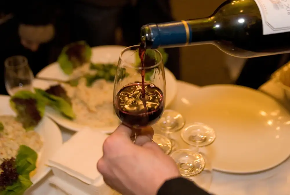 Cómo maridar correctamente el vino con la comida malasia