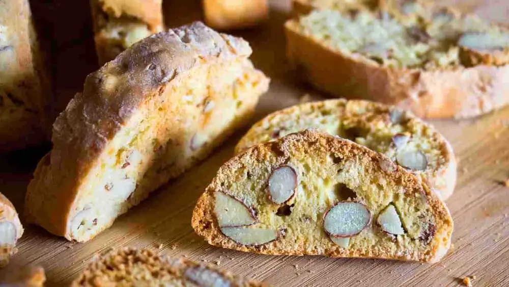 Fabulosos cantucci, ya sabes que se cortan a la mitad de la cocción para obtener un resultado excelente; de lo contrario, llámalos galletas de almendra