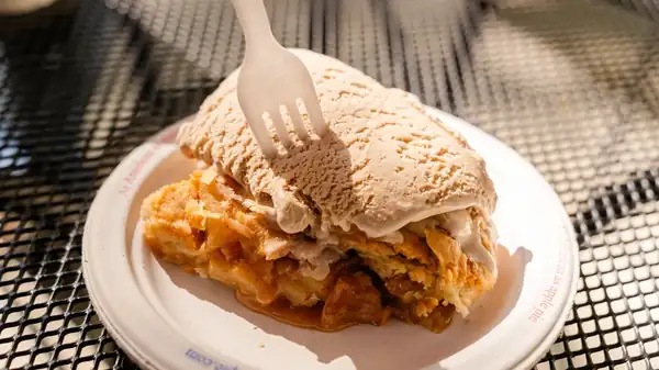 The meaning of "à la mode" on the dessert and ice cream menu