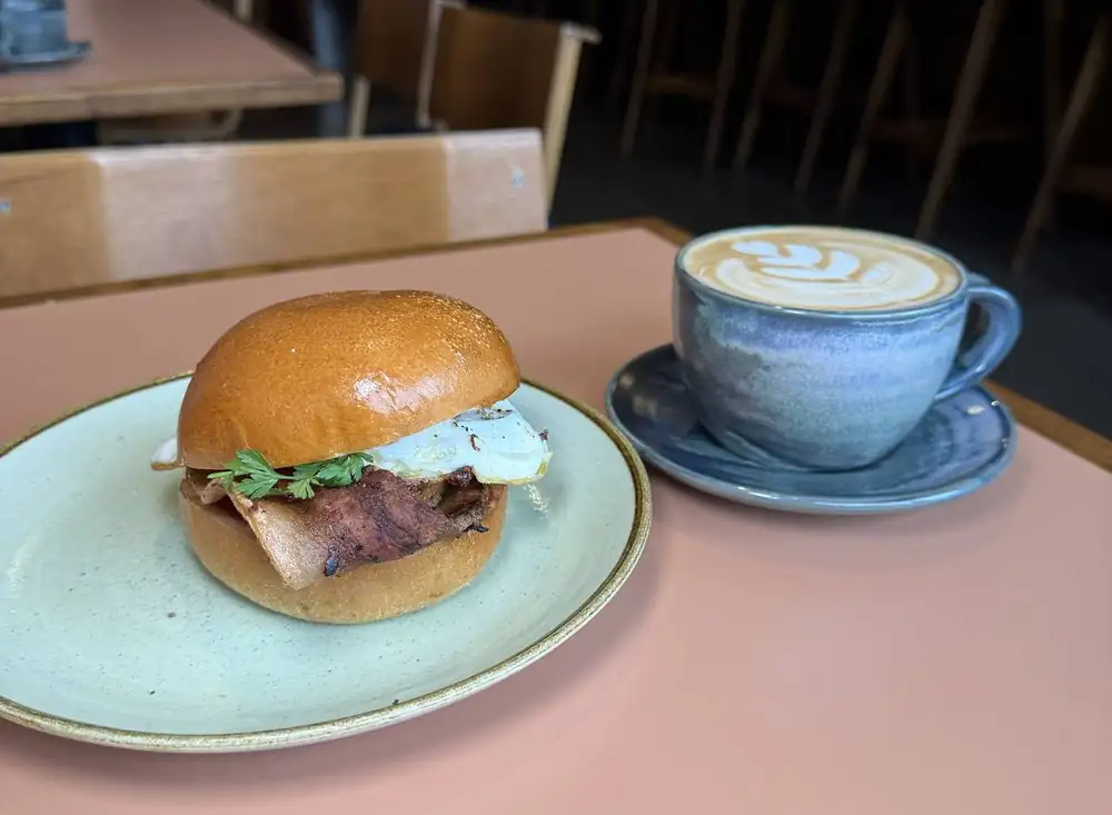 Esta cervecería local independiente ha reabierto oficialmente una joya singular de Chorlton, transformando el edificio de fachada amarilla en una panadería y bar de cerveza artesanal
