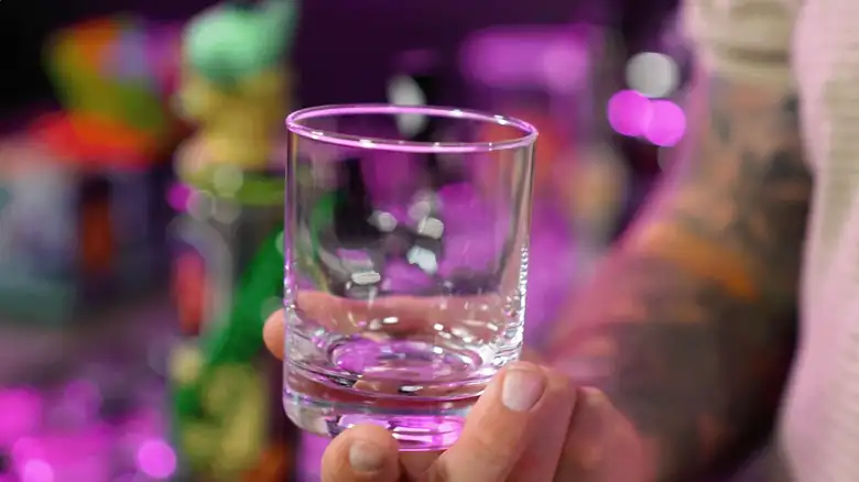 The salt rim of a margarita: which glass, which salt, and which adhesive to choose