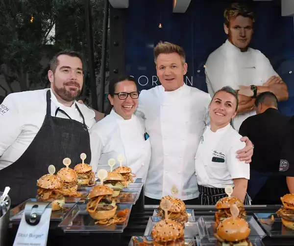¿Está Gordon Ramsay filmando su próximo programa de éxito en un café de un pequeño pueblo de Minnesota?