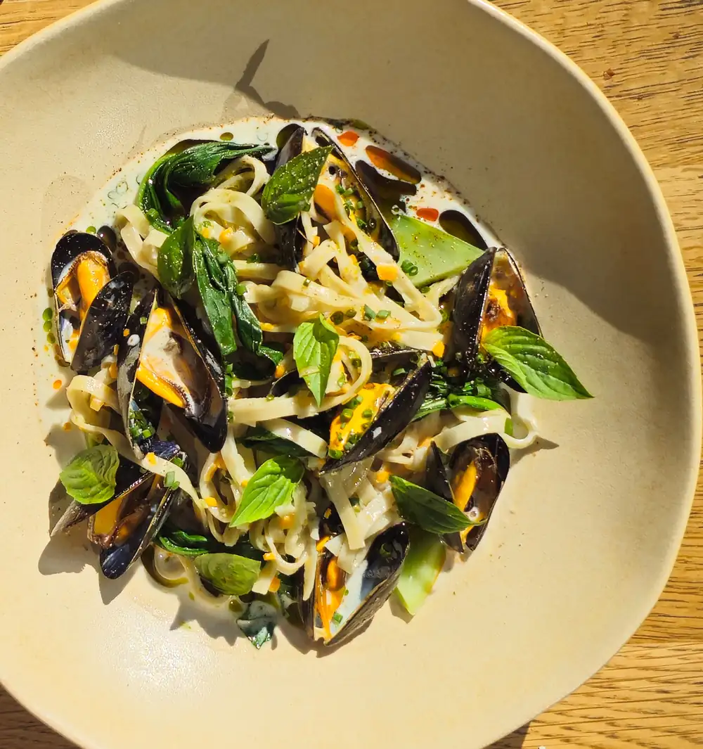 Receta de Mickaël Bui (Godaille) para fideos con mejillones bouchot, coco y curry verde
