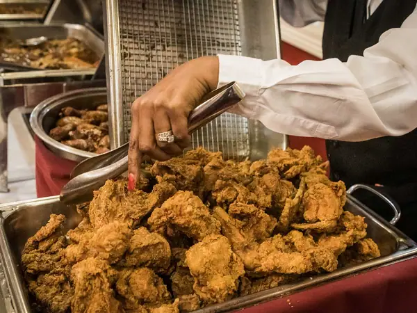 El almuerzo en este emblemático restaurante de Nueva Orleans incluye una avalancha de pollo frito.
