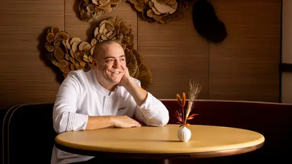 El nuevo restaurante Bonheur del chef australiano Matt Abé en Londres ha sido galardonado con dos estrellas Michelin