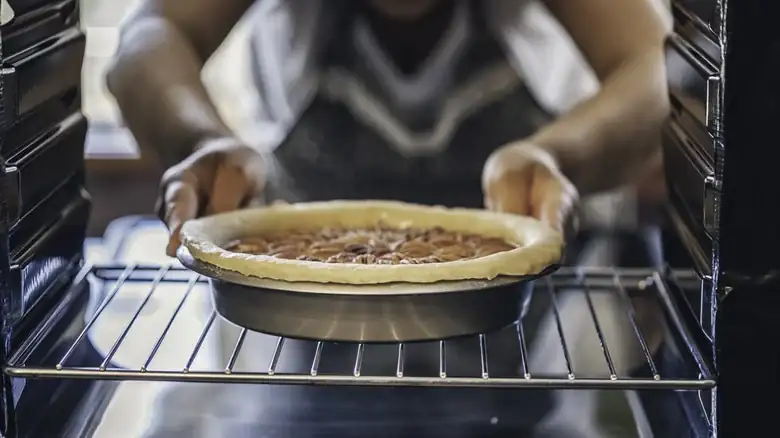 The Unexpected Cracker That'll Add A Salty Flourish To Any Pie Crust