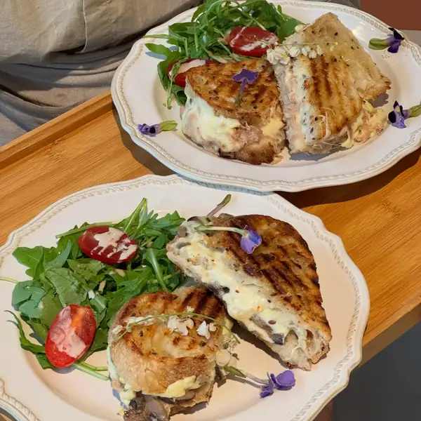 En jB's SKS City Mall hay una nueva cafetería al estilo Bridgerton con temática de jardín y servicio de té de la tarde
