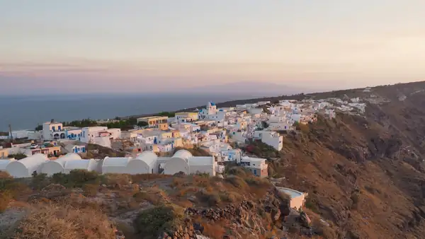 Grecia fuera de temporada: El enólogo Michael Kouloglou habla sobre los sabores de Santorini, la viticultura y la paz junto al mar