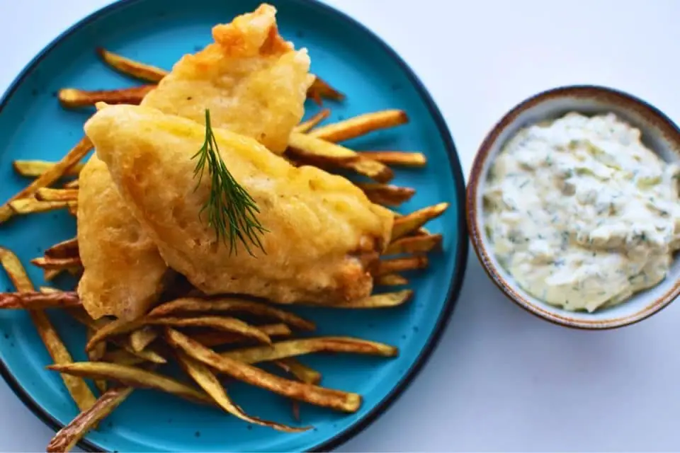 Pescado rebozado en cerveza fácil con patatas fritas y salsa tártara
