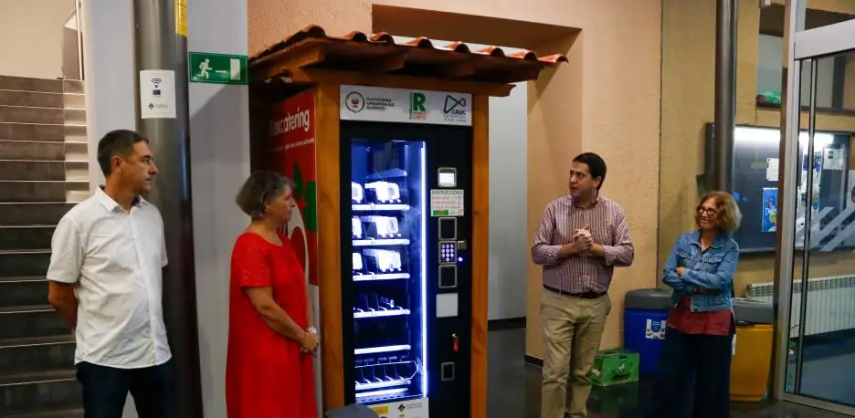 La Seu d'Urgell installs the fifth vending machine for surplus food in Catalonia