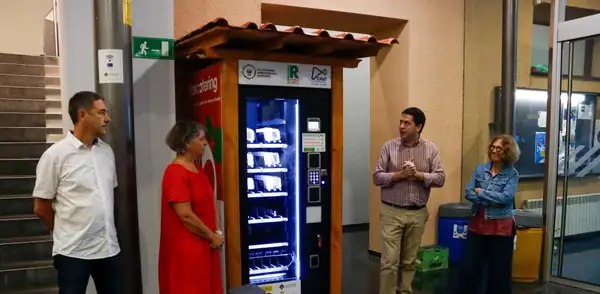 La Seu d'Urgell installs the fifth vending machine for surplus food in Catalonia