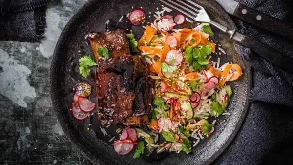 Teriyaki ribs with rice and pickled vegetables