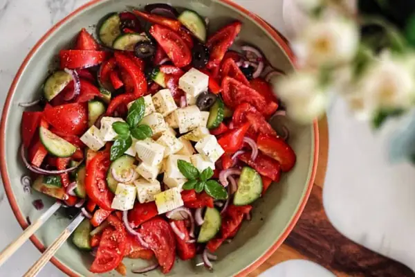 Ensalada griega tradicional con queso feta