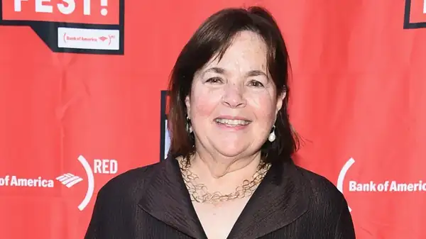 Ina Garten's Clever Hack For Coring Apples With (Almost) Zero Waste