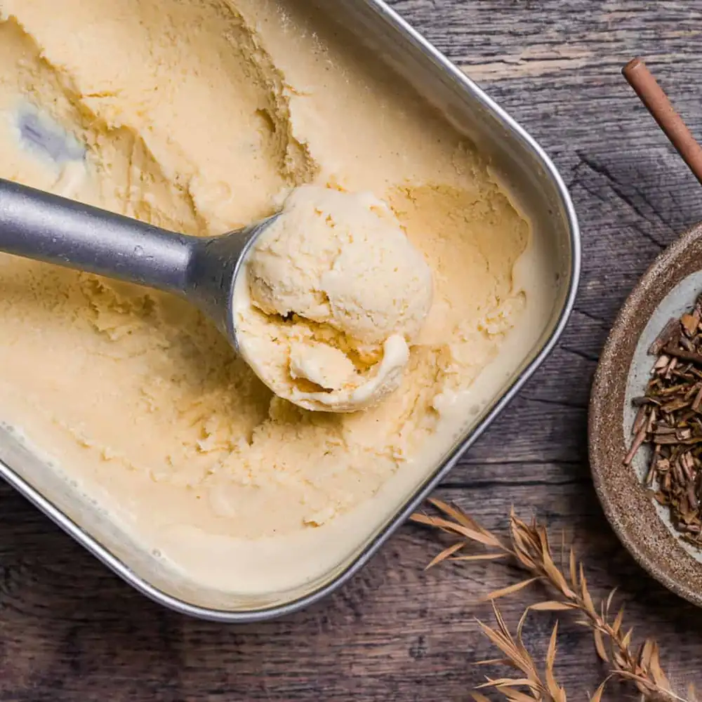 Helado cremoso de Hojicha (té verde tostado japonés)