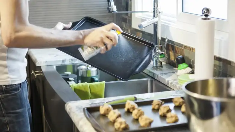 Ahorra dinero haciendo tu propio spray de cocina casero