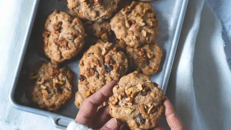 Lard cookies with raisins and flakes