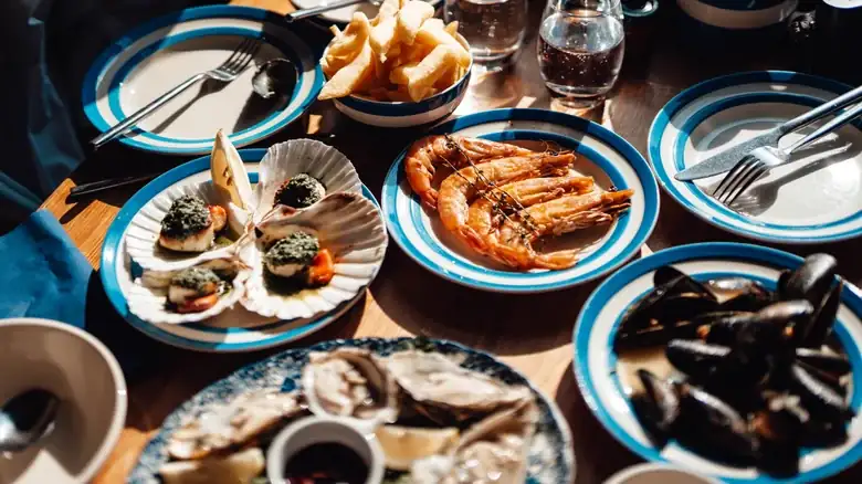 El plato más popular del menú de un restaurante de mariscos que quizás quieras evitar pedir