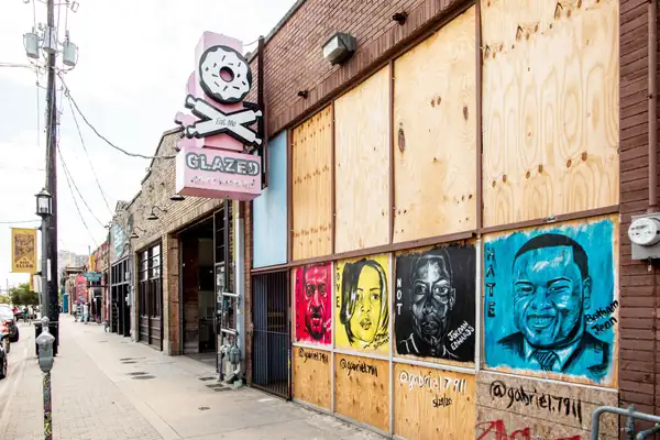 Así luce Deep Ellum tras un fin de semana de protestas contra la brutalidad policial