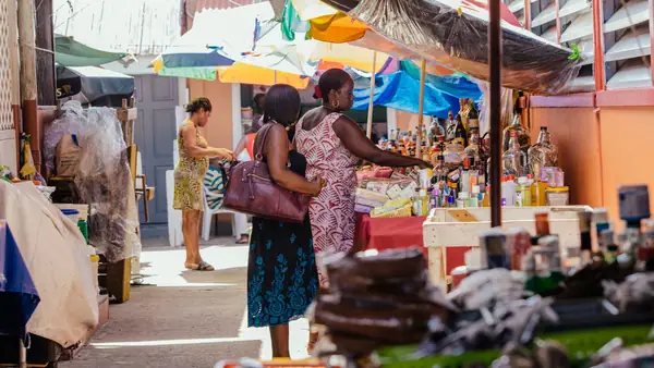 Por qué deberías saltarte los lugares turísticos de Santa Lucía para pasear por su mercado central.